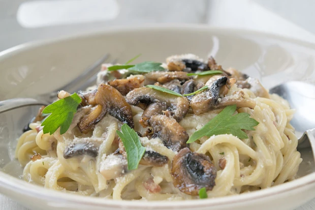 Spaghetti mit Champignon-Käse-Sauce