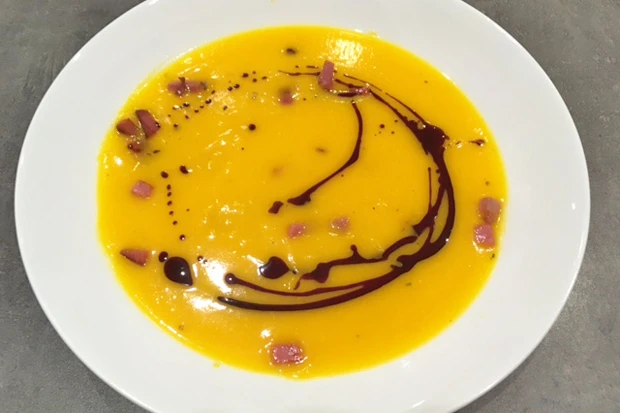 K&uuml;rbiscremesuppe mit Speck