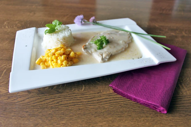 Putenschnitzel in So&szlig;e