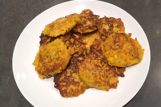 Zucchini-Karotten Puffer mit Parmesan