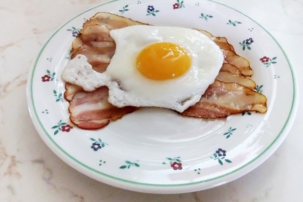 Spiegelei mit Schinkenspeckstreifen