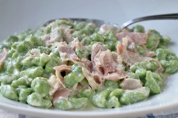 Spinatsp&auml;tzle mit Schinken-K&auml;se-Sauce