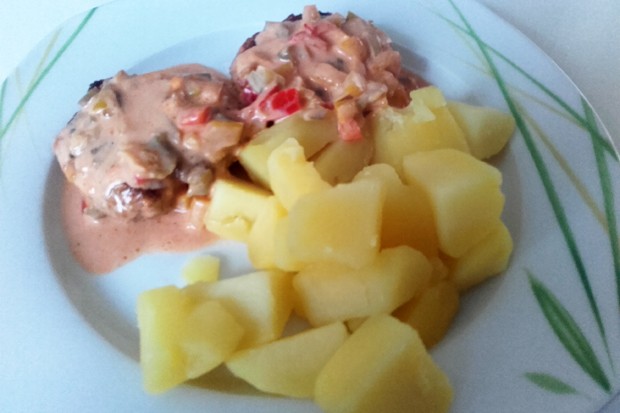 Fleischlaibchen mit Paprikasauce