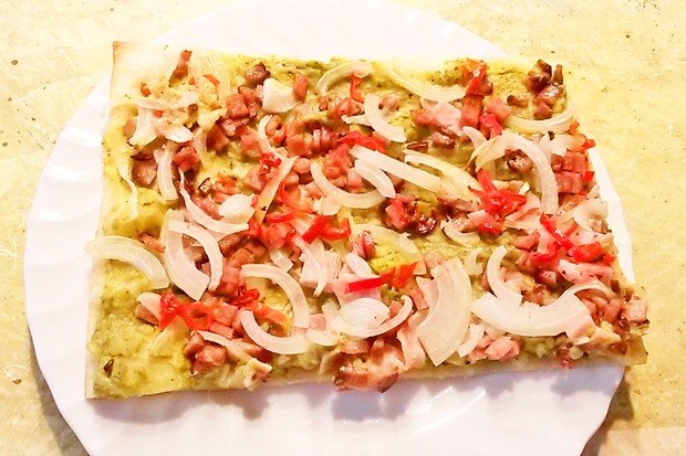 Flammkuchen mit Schinken und Avocado