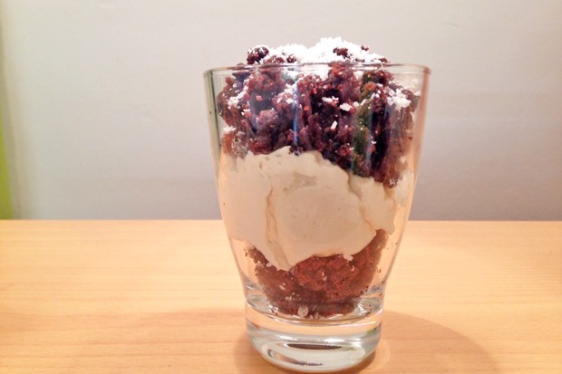 Brösel-Schichtdessert