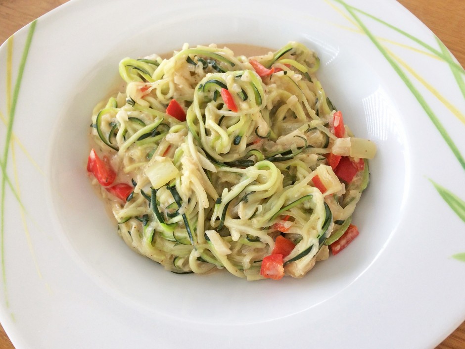 Zoodles mit Paprika-Mandel-Sauce