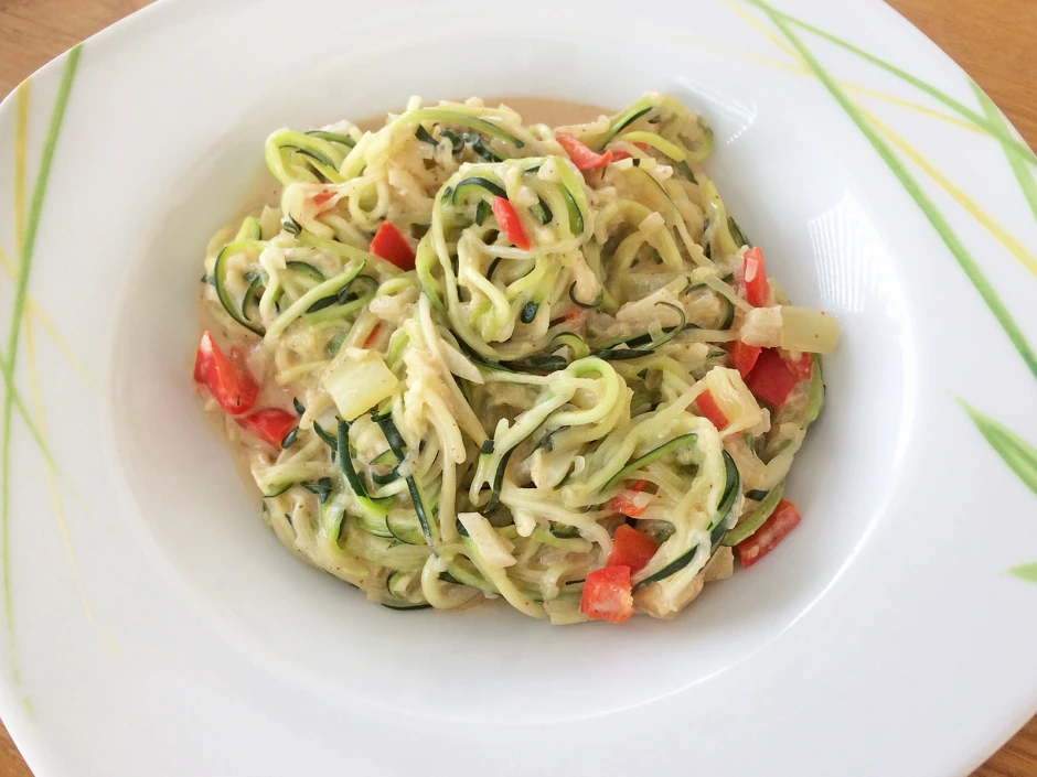 Zoodles mit Paprika-Mandel-Sauce