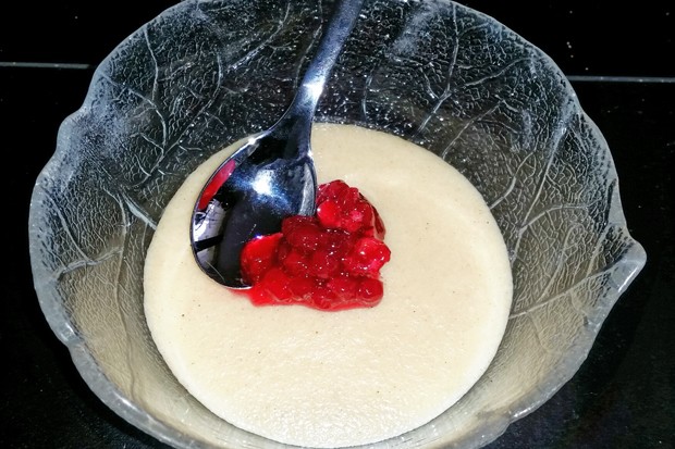 Grießmus mit Preiselbeeren