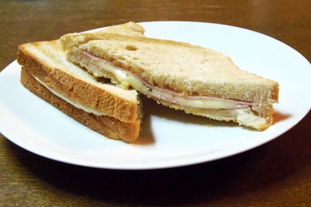 Schinken-Käse-Toast mit Oregano