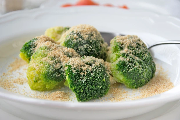 Brokkoli mit Knoblauchbrösel