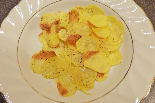 Kartoffelchips mit Salz und Pfeffer