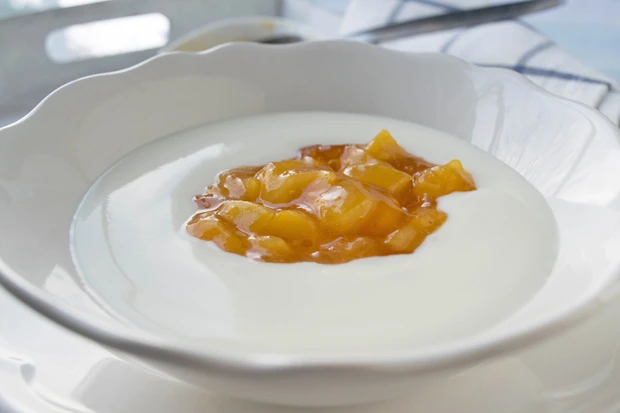 Joghurt-Topfencreme mit Mangomus