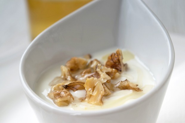 Griechischer Joghurt mit Honig und Walnüssen
