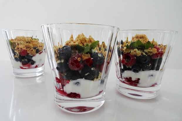 Joghurt mit Nüssen und Heidelbeeren