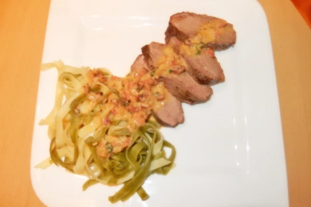 Entenbrust mit Tagliatelle und Speck-Sahne Sauce