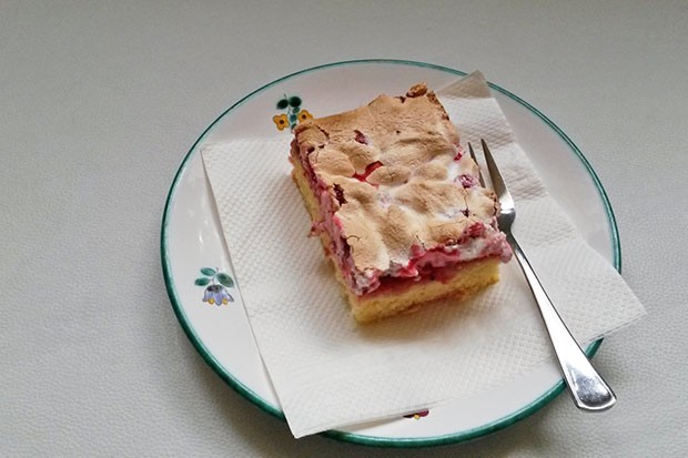 Ribiselkuchen mit Schneehaube