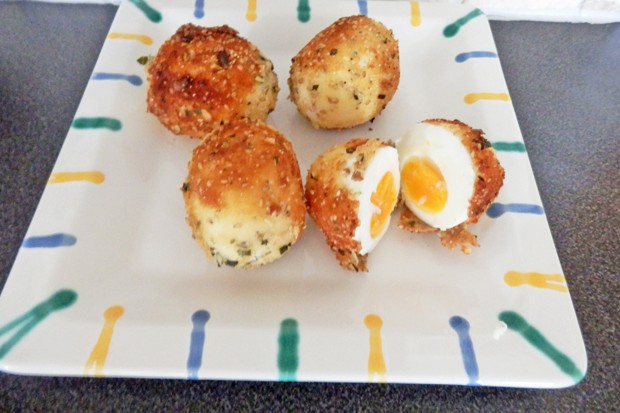 Eier in Sesam-Kürbiskruste