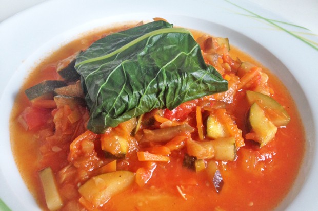 Fisch mit Mangold auf Gemüse