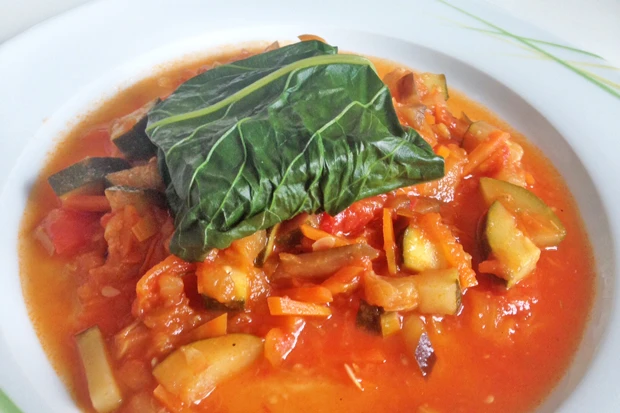 Fisch mit Mangold auf Gemüse
