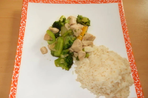 H&auml;hnchen-Gem&uuml;sepfanne in Sojasauce mit Reis