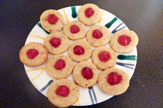 Kekse mit kandierten Kirschen