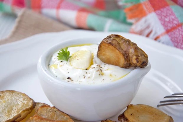 Topinambur-Chips mit Knoblauchdip