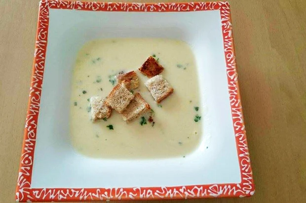 Köstliche Knoblauchcremesuppe mit Croûtons