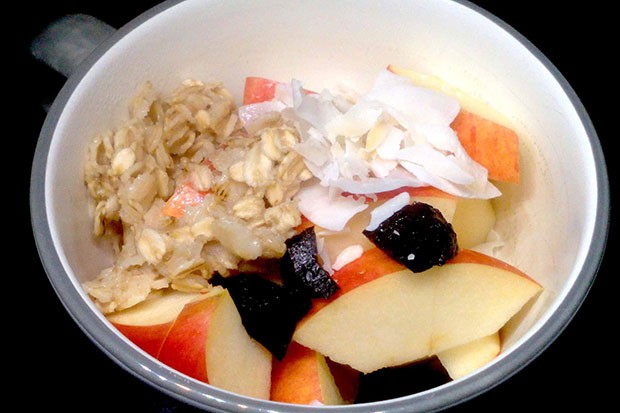 Müsli mit Dinkelmilch, Kokos, Dörrpflaumen und Apfel