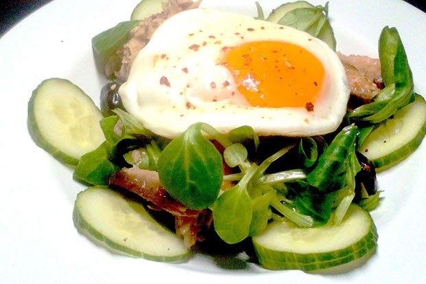 Vogerlsalat mit Fisch und Spiegelei