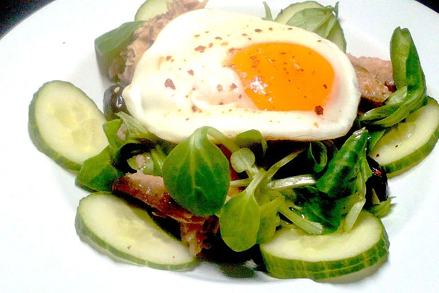 Vogerlsalat mit Fisch und Spiegelei