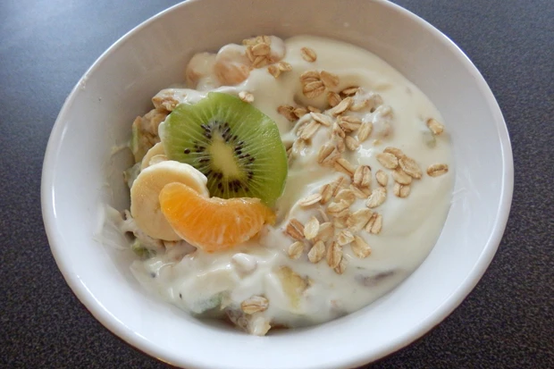 Joghurt mit Haferflocken und Obst