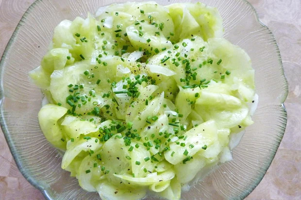 Gurkensalat mit Zwiebel
