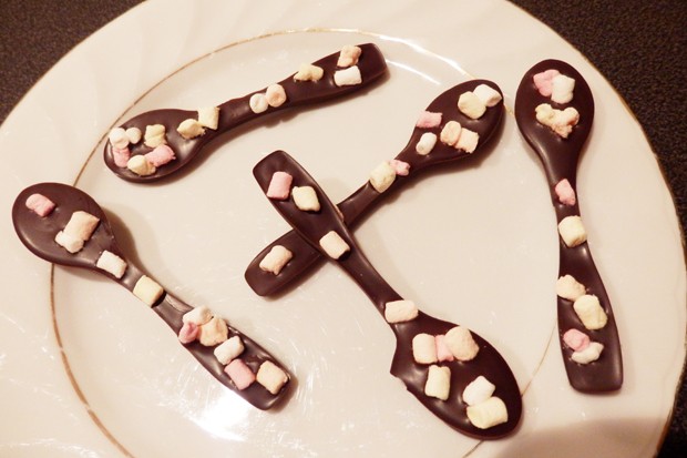 Schoko-Marshmallow-Löffel mit Zimt