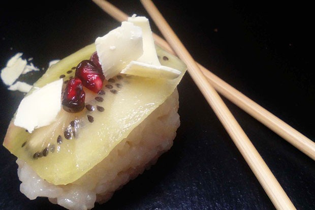 Süßes Sushi mit Kiwi
