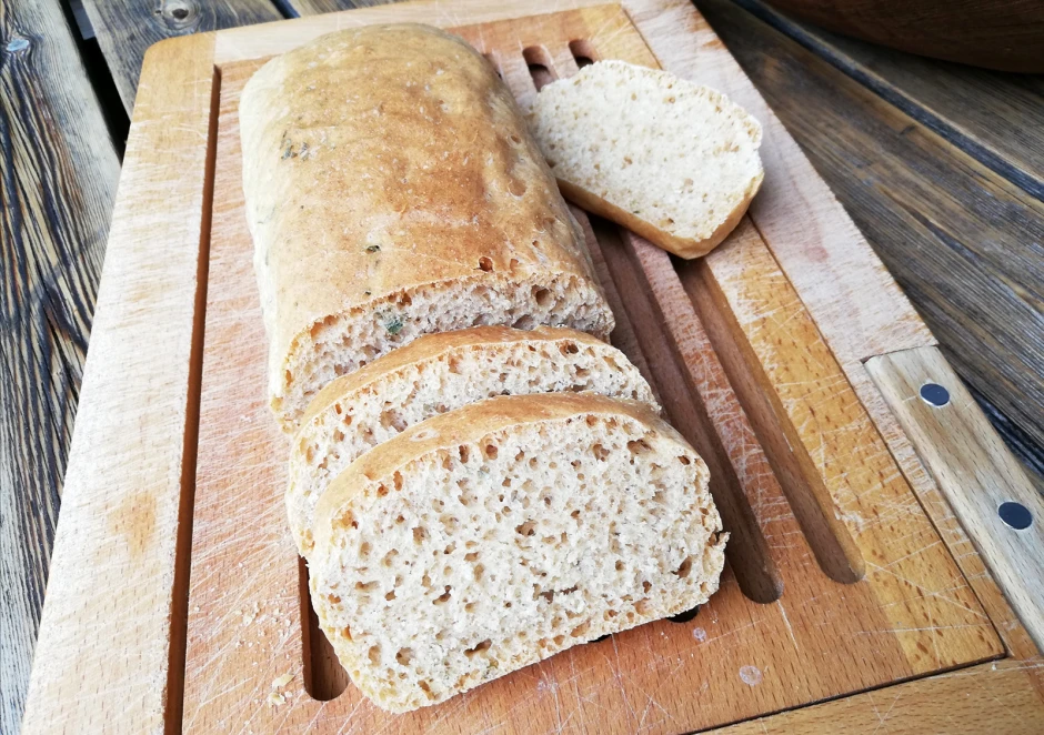 Dinkel-Toastbrot mit Kr&auml;utersalz