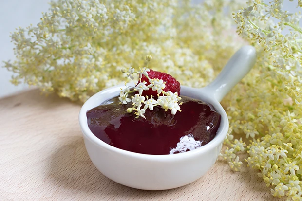 Himbeerkonfit&uuml;re mit Holunderbl&uuml;ten