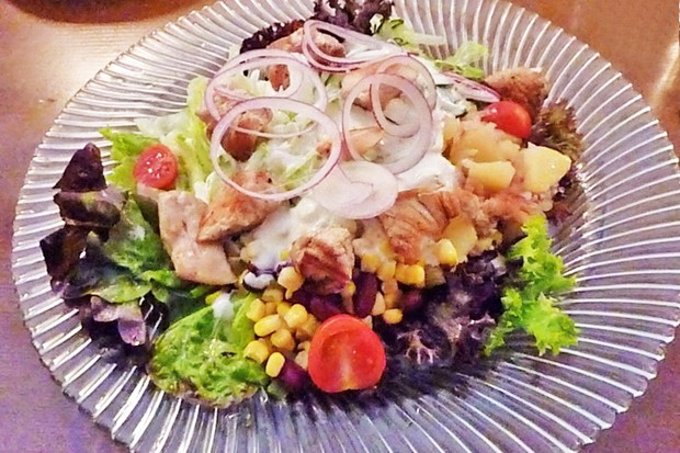 Putenbrust auf Salat