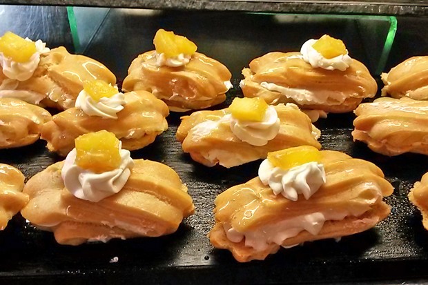 Eclair mit Ananascreme
