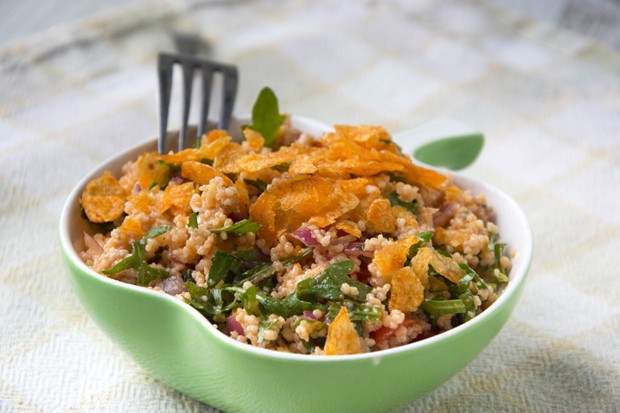 Couscous-Salat mit Tortilla-Chips