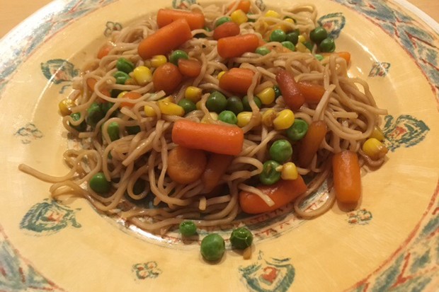 Spaghetti mit Erbsen und Karotten
