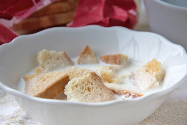 Zwieback in heißer Milch