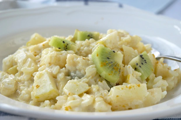 Reissalat mit Curry und Obst
