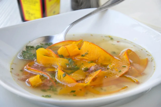 K&uuml;rbissuppe mit Speck