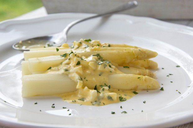 Weißer Spargel mit Eisauce