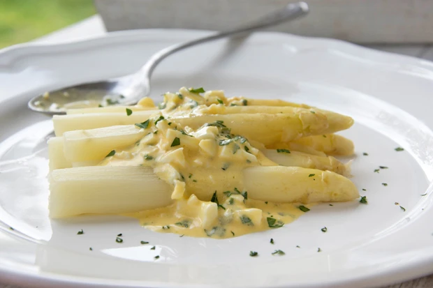 Wei&szlig;er Spargel mit Eisauce
