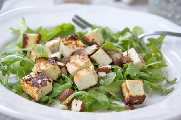 Rucola mit Halloumi