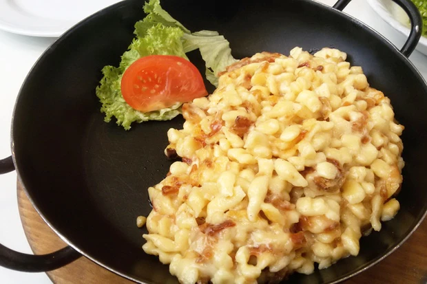 K&auml;sesp&auml;tzle mit Zwiebeln