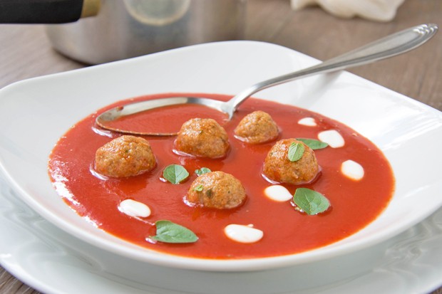 Tomatensuppe mit Mini-Fleischbällchen - Rezept