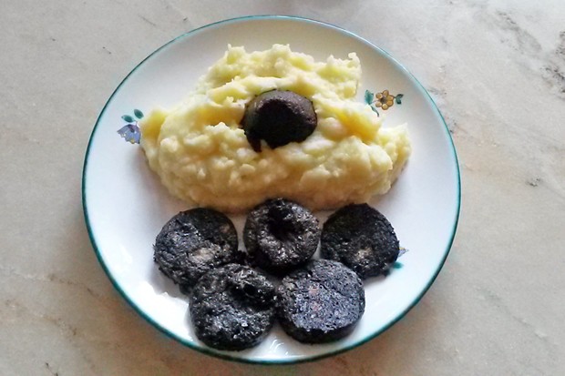 Gebratene Blutwurstscheiben mit Parmesan-Kartoffelpüree