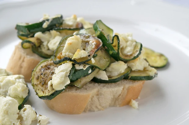 Zucchini-Feta Brötchen